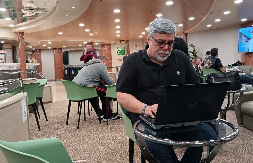 Un esempio è meglio di 1000 parole: LinkedIn Boost, scritto in nave tra Civitavecchia e Termini Imerese.